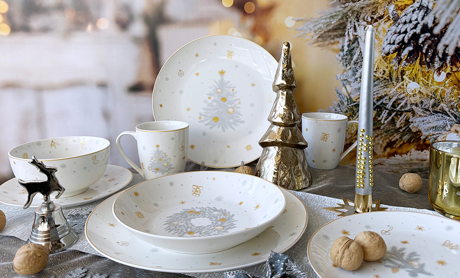 Celá porcelánová jídelní sada by inspire Stříbrná Koleda na vánoční tabuli s jiskřivými dekoracemi.